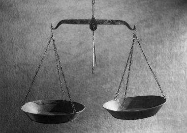 Eskimiş antika ağırlık ölçeği koyu arkaplan, denge ölçeği, detay.