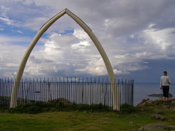 Doğu Lothian, İskoçya 'da Kuzey Berwick Yasası' nın tepesindeki balina çene kemiğinin fiberglas kopyası..