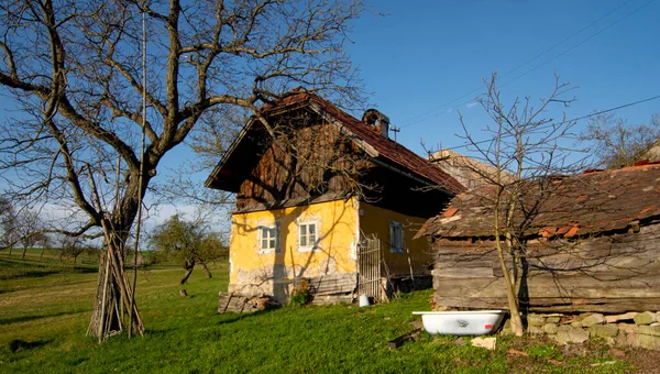 Gammalt Hus Med Gammalt Metallbadkar Utanför Huset — Stockfoto