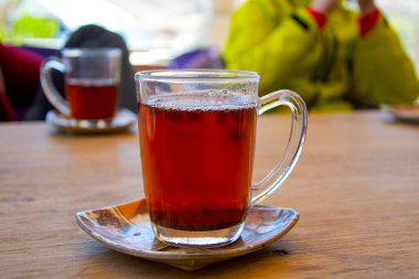 Mısır 'ın St. Catherine kentindeki restoranda bir bardak geleneksel Mısırlı siyah çay.. 