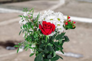 Bulanık bir şehirde bir buket çiçek.