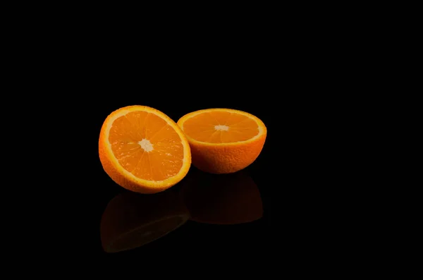 Fris Oranje Tweeën Gesneden Een Zwarte Achtergrond — Stockfoto