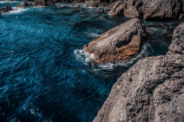 Vågor Havet Sommardag Bland Klipporna — Stockfoto