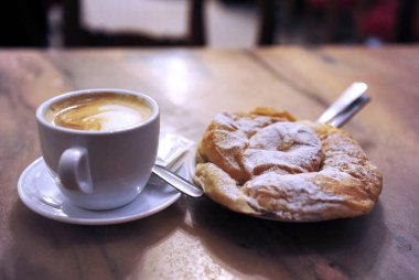 Kahve molası - bir fincan kremalı kahve ve lezzetli hamur işi. Güzel bir yaşam tarzı. Kahvaltı stili..