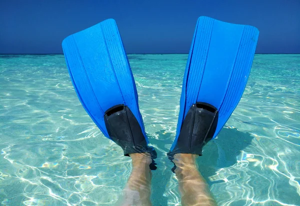 モルディブのインド洋のターコイズブルーの海でシュノーケリング 贅沢なライフスタイルの概念 アクティブウォータースポーツ Happy Day Vacation — ストック写真