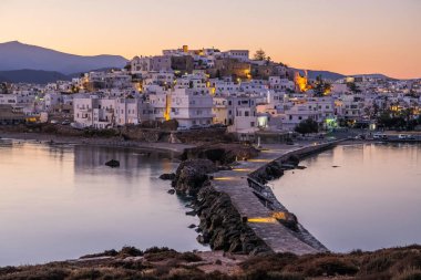 Şafak vakti Yunan kenti Naxos 'ta romantik ve huzurlu bir manzara. Huzur, sessizlik, sihir, romantik yer kavramı. Lüks seyahat hedefi.