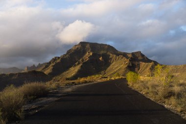Roque del Conde, Tenerife adasının sadece 1000 metre yüksekliğinde olmasına rağmen, Tenerife adasının simgelerinden biri. Roque del Conde tepesinde kocaman bir plato bulunan bir masa başı dağıdır. Zirveye çıkmak 2 saat sürer.
