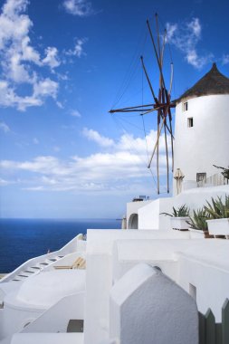 Santorini Island, Yunanistan. Oia, Fira town. Ünlü ve geleneksel evleri ve kiliseleri Caldera, Ege Denizi üzerinde