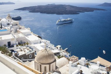 Santorini Island, Yunanistan. Oia, Fira town. Ünlü ve geleneksel evleri ve kiliseleri Caldera, Ege Denizi üzerinde
