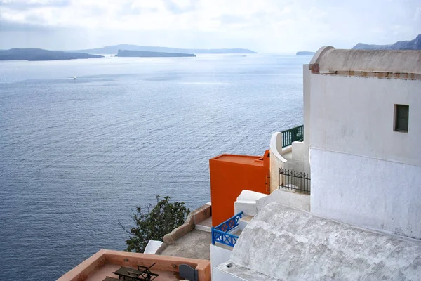 Santorini Island, Yunanistan. Oia, Fira town. Ünlü ve geleneksel evleri ve kiliseleri Caldera, Ege Denizi üzerinde — Stok fotoğraf