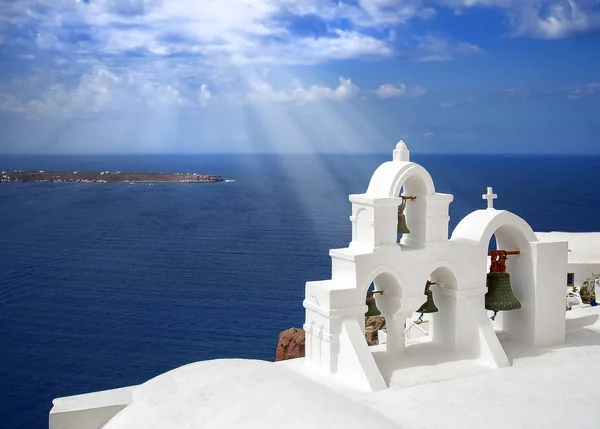 Santorini-sziget, Görögország. Oia, Fira town. Hagyományos és híres házak és templomok, a kalderára, az Égei-tenger felett — Stock Fotó