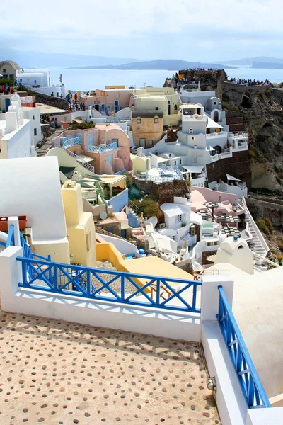 Santorini-sziget, Görögország. Oia, Fira town. Hagyományos és híres házak és templomok, a kalderára, az Égei-tenger felett — Stock Fotó