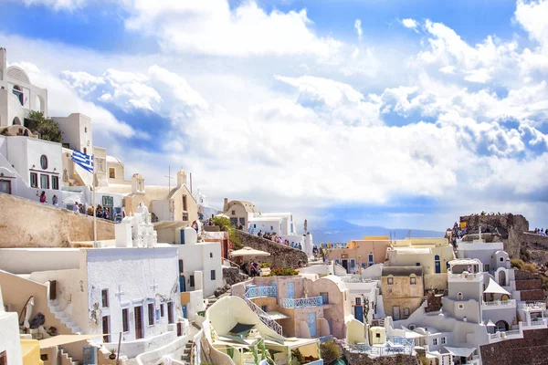 OIA TOWN, Ilha de SANTORINI - 19 de setembro de 2016: Ilha de Santorini, Grécia. Casas e igrejas tradicionais e famosas sobre a Caldeira, mar Egeu — Fotografia de Stock