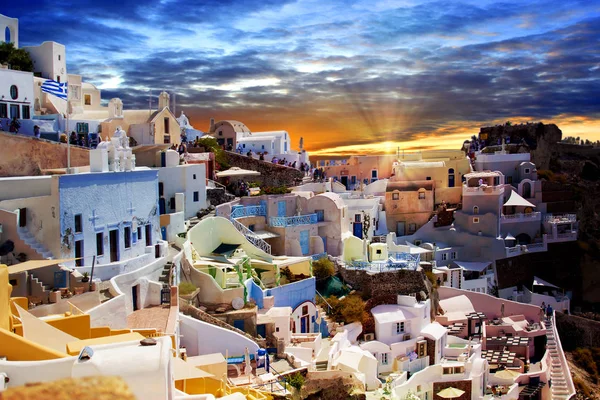 Santorini Island, Yunanistan. Oia, Fira town. Ünlü ve geleneksel evleri ve kiliseleri Caldera, Ege Denizi üzerinde — Stok fotoğraf