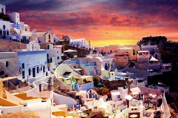 Ilha Santorini, Grécia. Oia, cidade de Fira. Casas e igrejas tradicionais e famosas sobre a Caldeira, mar Egeu — Fotografia de Stock