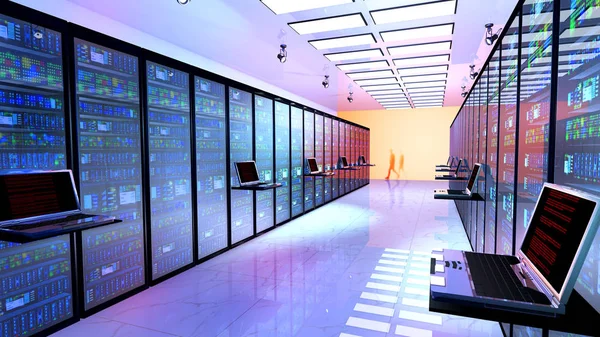 Terminalmonitor im Serverraum mit Serverschränken im Rechenzentrum. — Stockfoto