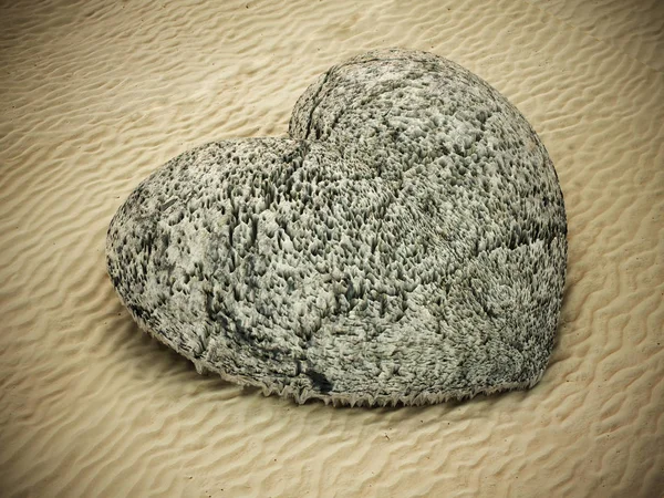 Corazón de piedra parado en la arena de la playa. Ilustración 3D — Foto de Stock
