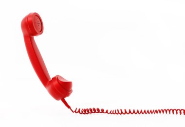 Kırmızı vintage telefon alıcısı ve beyaz arka planda izole edilmiş kablo. 3B illüstrasyon.