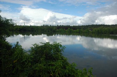 Hindistan 'ın tropikal Malabar Sahili' nde yer alan Kerala, Arap Denizi kıyısının yaklaşık 600 km 'lik bir kısmına sahip. Palmiye çizgili plajları ve durgun sularıyla bilinir, bir kanal ağı..  