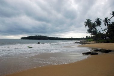 Hindistan 'ın tropikal Malabar Sahili' nde yer alan Kerala, Arap Denizi kıyısının yaklaşık 600 km 'lik bir kısmına sahip. Palmiye çizgili plajları ve durgun sularıyla bilinir, bir kanal ağı..  