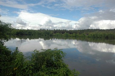 Hindistan 'ın tropikal Malabar Sahili' nde yer alan Kerala, Arap Denizi kıyısının yaklaşık 600 km 'lik bir kısmına sahip. Palmiye çizgili plajları ve durgun sularıyla bilinir, bir kanal ağı..  