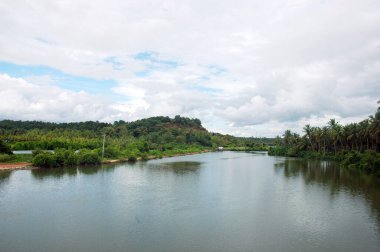 Hindistan 'ın tropikal Malabar Sahili' nde yer alan Kerala, Arap Denizi kıyısının yaklaşık 600 km 'lik bir kısmına sahip. Palmiye çizgili plajları ve durgun sularıyla bilinir, bir kanal ağı..  