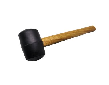 Beyaz arka planda izole edilmiş yeni bir lastik çekiç. Tahta saplı tek lastik çekiç.