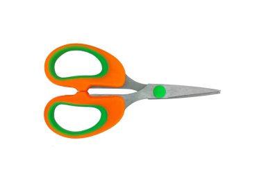 Beyaz arkaplanda gölgesi olmayan yeni yeşil turuncu bir makas.