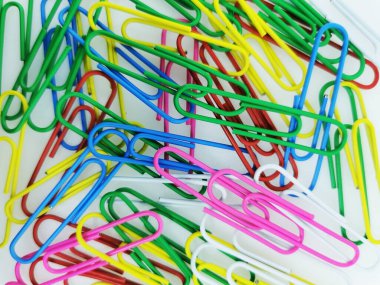 Beyaz arka planda renkli ataçlar. ataçları karıştır