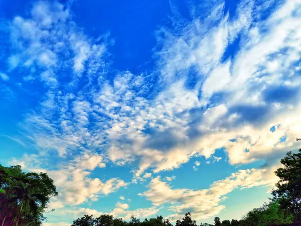 Kék Napsütéses Nappal Gyönyörű Felhők Panoráma — Stock Fotó