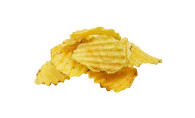Beyaz arka planda izole edilmiş çıtır patates cipsi. Yakın planda kızarmış patates dilimleri.