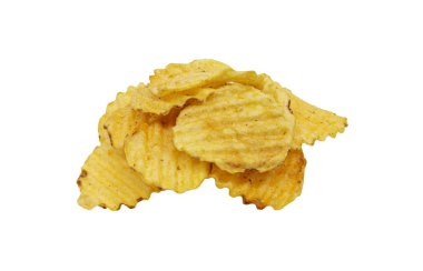 Beyaz arka planda izole edilmiş çıtır patates cipsi. Yakın planda kızarmış patates dilimleri.