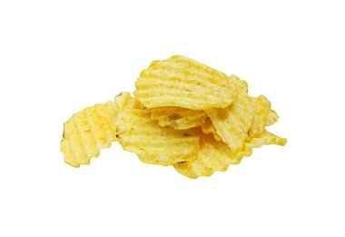 Beyaz arka planda izole edilmiş çıtır patates cipsi. Yakın planda kızarmış patates dilimleri.