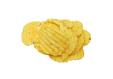 Beyaz arka planda izole edilmiş çıtır patates cipsi. Yakın planda kızarmış patates dilimleri.