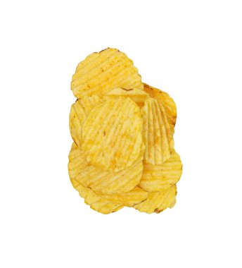 Beyaz arka planda izole edilmiş patates cipsi. Yakın planda kızarmış patates dilimleri.