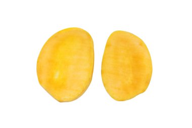 Beyaz arka planda izole edilmiş iki dilim taze mango. Yakından olgun mango.