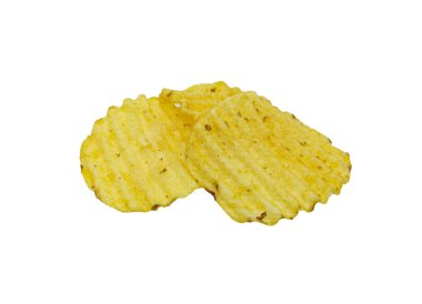 Beyaz arka planda izole edilmiş çıtır patates cipsi. Yakın planda kızarmış patates dilimleri.