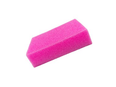 Beyaz arka planda izole edilmiş pembe bir sünger. Gölgesiz sünger resmi temizle