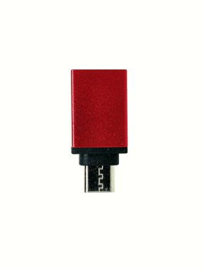 Kullanıcı aygıtlarını beyaz arkaplanda izole edilmiş c tipi yuvalara bağlamak için tek kırmızı otg adaptörü. Yakın planda OTG tip c