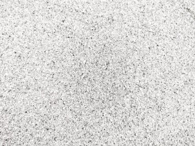 Güneşli bir günde güzel kumsal manzarası. Arkaplan ve duvar kağıtları için güzel beyaz kum yüzeyi