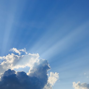 Açık mavi gökyüzü arka plan üzerinde ışık ışınları