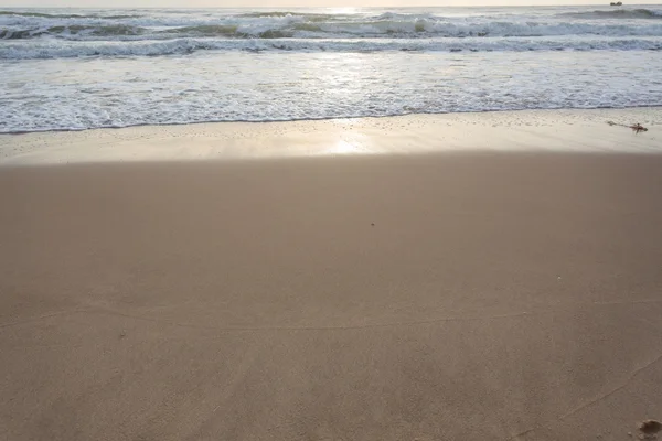 Bela praia de areia de verão e mar surf — Fotografia de Stock