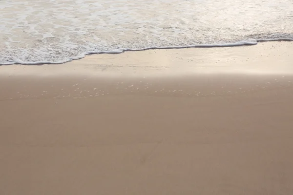 美丽的夏天沙海滩和海冲浪 — 图库照片