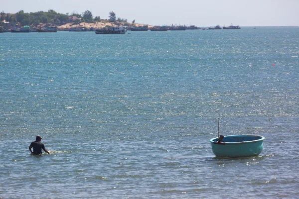 Pesca náutica coráculos en el mar, barcos tribales — Foto de Stock