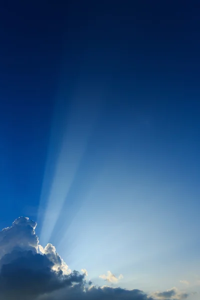 Raios de luz explosão no céu azul claro com nuvem — Fotografia de Stock