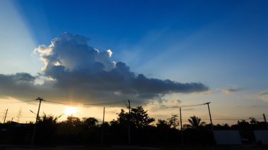günbatımı gökyüzü bulut ile güneş ışığı huzmesi