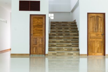 beyaz boş odası iç ahşap kapı ve merdiven ile