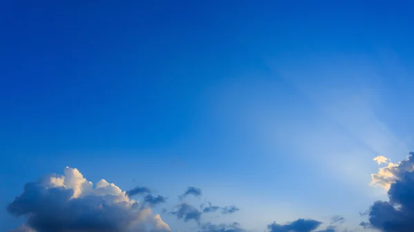 Rayos de luz sobre fondo azul claro del cielo — Foto de Stock