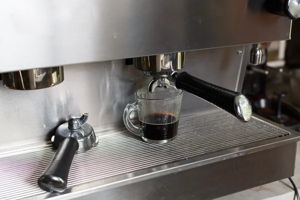 Kaffe processen från kaffemaskinen i café butik — Stockfoto