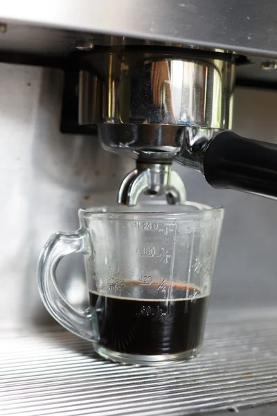 Processo di fabbricazione del caffè dalla macchina del caffè in caffetteria — Foto Stock